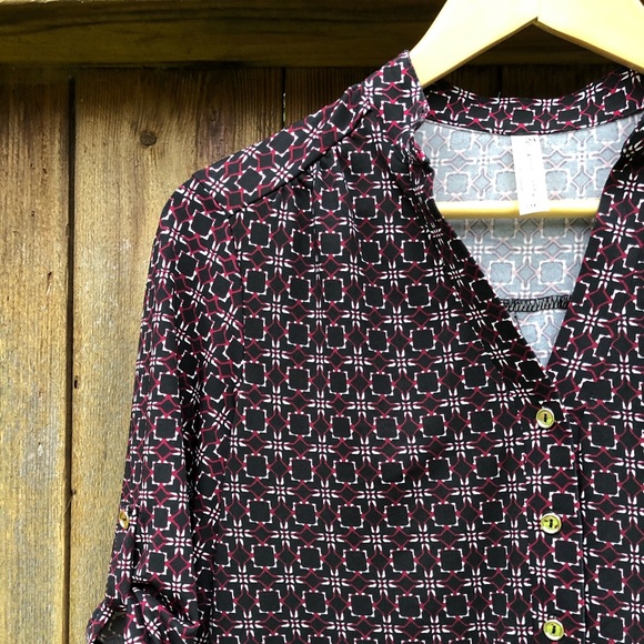 Sale! Short Sleeve Black & Red Pattern Top - Picture 7 of 8